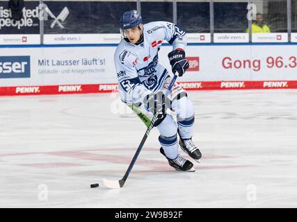 München, Deutschland. Dezember 2023. Nicolas Mattinen (Straubing Tigers, #52). EHC Red Bull Muenchen gegen Straubing Tigers, Eishockey, DEL, 31. Spieltag, Saison 2023/2024, 26.12.2023. Foto: Eibner-Pressefoto/Heike feiner Credit: dpa/Alamy Live News Stockfoto