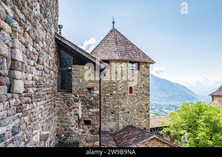 Schloss Tirol in Südtirol. Das Schloss beherbergt das Südtiroler Kulturmuseum Trentino Südtirol, Norditalien, Europa Stockfoto