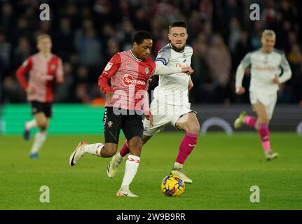 Kyle Walker-Peters aus Southampton (links) wird von Matt Grimes aus Swansea City (rechts) während des Sky Bet Championship-Spiels in St. herausgefordert Mary's Stadium, Southampton. Bilddatum: Dienstag, 26. Dezember 2023. Stockfoto