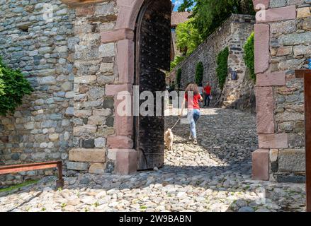 Dorf Tirol, Trentino Südtirol, Italien, 14. Juni 2023: Eingang zum Schloss Tirol in Südtirol, das Schloss beherbergt das Südtiroler Museum cUL Stockfoto