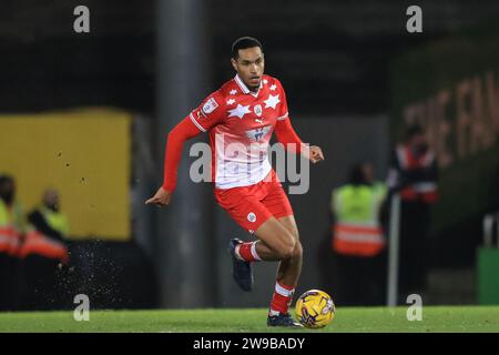 Burslem, Großbritannien. Dezember 2023. Jon Russell #3 von Barnsley bricht mit dem Ball während des Sky Bet League 1 Spiels Port Vale gegen Barnsley in Vale Park, Burslem, Großbritannien, 26. Dezember 2023 (Foto: Alfie Cosgrove/News Images) in Burslem, Großbritannien am 26. Dezember 2023. (Foto: Alfie Cosgrove/News Images/SIPA USA) Credit: SIPA USA/Alamy Live News Stockfoto