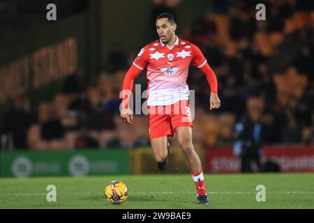 Burslem, Großbritannien. Dezember 2023. Jon Russell #3 von Barnsley bricht mit dem Ball während des Sky Bet League 1 Spiels Port Vale gegen Barnsley in Vale Park, Burslem, Großbritannien, 26. Dezember 2023 (Foto: Alfie Cosgrove/News Images) in Burslem, Großbritannien am 26. Dezember 2023. (Foto: Alfie Cosgrove/News Images/SIPA USA) Credit: SIPA USA/Alamy Live News Stockfoto