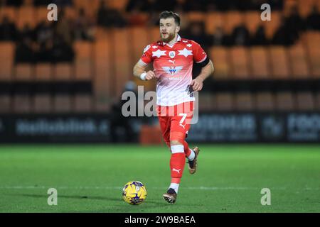 Burslem, Großbritannien. Dezember 2023. Nicky Cadden #7 von Barnsley bricht mit dem Ball während des Sky Bet League 1 Spiels Port Vale gegen Barnsley in Vale Park, Burslem, Großbritannien, 26. Dezember 2023 (Foto: Alfie Cosgrove/News Images) in Burslem, Großbritannien am 26. Dezember 2023. (Foto: Alfie Cosgrove/News Images/SIPA USA) Credit: SIPA USA/Alamy Live News Stockfoto