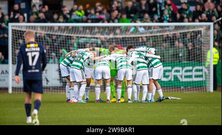 Dens Park, Dundee, Großbritannien. Dezember 2023. Scottish Premiership Football, Dundee gegen Celtic; Celtic Huddle Credit: Action Plus Sports/Alamy Live News Stockfoto