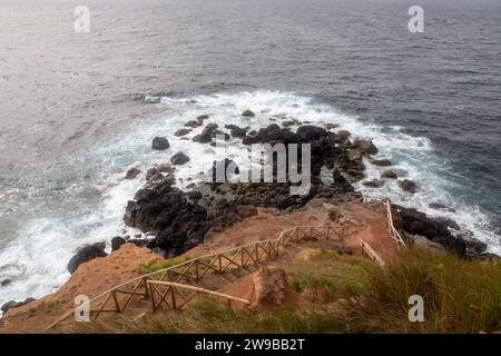 Außenpool in Topo, Insel Sao Jorge, Azoren, Portugal Stockfoto