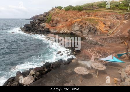 Außenpool in Topo, Insel Sao Jorge, Azoren, Portugal Stockfoto