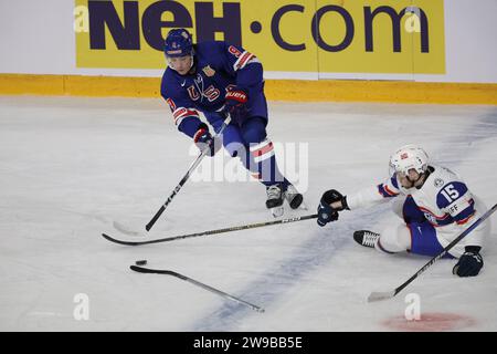 IIHF WORLD CHAMPIONSHIP 23-24 USA NORWEGEN 20231226Usa Ryan Leonard und Finlands Patrik Dalen während des IIHF World Junior Championship Gruppe B Eishockeyspiels zwischen den USA und Norwegen in Frolundaborg in Göteborg, Schweden 26. Dezember 2023. Foto: Adam Ihse / TT / kod 9200 Stockfoto