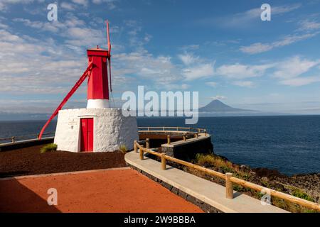 Wiederaufbau der traditionellen Windmühle an der Küste von Urzelina, Sao Jorge Island, Azoren, Portugal Stockfoto