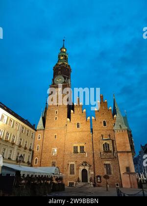 Altes Rathaus von Wrocław bei Sonnenaufgang – Westhöhe (Polnisch: Stary Ratusz, Breslauer Rathaus) Stockfoto