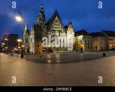 Marktplatz in Wrocław bei Sonnenaufgang - Altes Rathaus von Wrocław (Polnisch: Stary Ratusz, deutsch: Breslauer Rathaus) Stockfoto