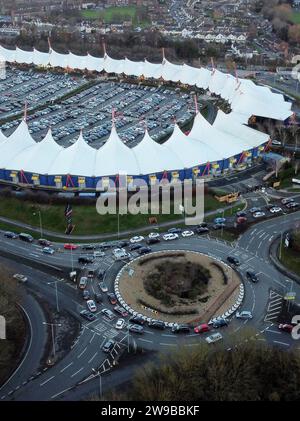 Käufer, die sich während des zweiten Weihnachtsfeiertags um das McArthurGlen Ashford Designer Outlet in Ashford, Kent, schlangen. Bilddatum: Dienstag, 26. Dezember 2023. Stockfoto