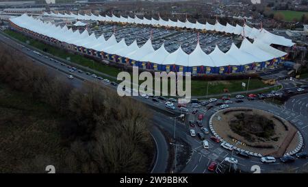 Käufer, die sich während des zweiten Weihnachtsfeiertags um das McArthurGlen Ashford Designer Outlet in Ashford, Kent, schlangen. Bilddatum: Dienstag, 26. Dezember 2023. Stockfoto