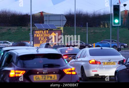 Käufer, die sich während des zweiten Weihnachtsfeiertags um das McArthurGlen Ashford Designer Outlet in Ashford, Kent, schlangen. Bilddatum: Dienstag, 26. Dezember 2023. Stockfoto