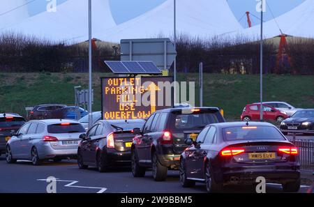 Käufer, die sich während des zweiten Weihnachtsfeiertags um das McArthurGlen Ashford Designer Outlet in Ashford, Kent, schlangen. Bilddatum: Dienstag, 26. Dezember 2023. Stockfoto