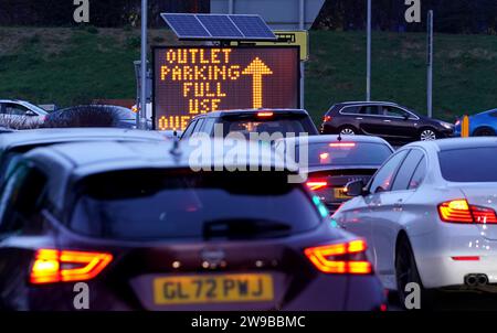 Käufer, die sich während des zweiten Weihnachtsfeiertags um das McArthurGlen Ashford Designer Outlet in Ashford, Kent, schlangen. Bilddatum: Dienstag, 26. Dezember 2023. Stockfoto