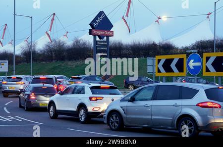 Käufer, die sich während des zweiten Weihnachtsfeiertags um das McArthurGlen Ashford Designer Outlet in Ashford, Kent, schlangen. Bilddatum: Dienstag, 26. Dezember 2023. Stockfoto