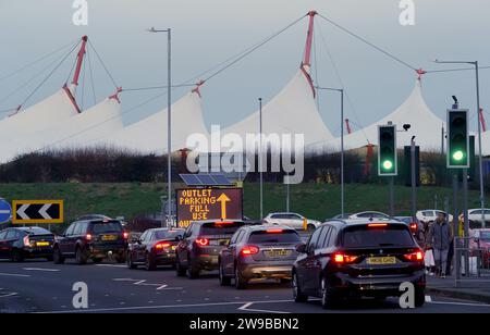 Käufer, die sich während des zweiten Weihnachtsfeiertags um das McArthurGlen Ashford Designer Outlet in Ashford, Kent, schlangen. Bilddatum: Dienstag, 26. Dezember 2023. Stockfoto