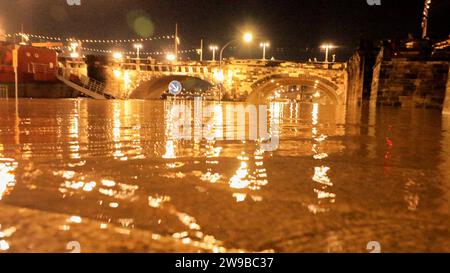 Anziehungspunkt ist am 2. Weihnachtsfeiertag definitiv weder die Semperoper noch die Frauenkirche. Auch in der sächsischen Landeshauptstadt herrscht nun Hochwasseralarm. Kurz vor der Meldestufe 3 steht die Elbe aktuell. Das Terrassenufer ist bereits überflutet. Der Fährverkehr ruht. Schaurige Stimmung am 2. Weihnachtsfeiertag bei Mondaufgang am späten Nachmittag. Viele Menschen schauten sich das Schauspiel von der Augustusbrücke aus an. Der Pegel der Elbe wird weiter steigen. Das Terrassenufer war für den Verkehr gesperrt. Am Mittwoch wird Meldestufe 3 erreicht. Ursache für das Elbehochwasse Stockfoto