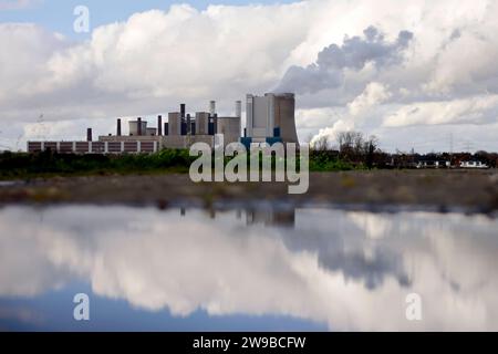 Impression vom RWE-Kraftwerk Bergheim Niederaußem. Das Kohlekraftwerk zieht seine Schwaden in die kalte Winterluft. In der Umgebung glänzen Strommasten, Windräder und Wolkenformationen in der kalten Wintersonne. Stadtwerke geben bekannt: Strompreise steigen für Privathaushalte 2024 um 32 Prozent. Grund ist eine Entscheidung der Bundesregierung, Gelder in Höhe von 5,5 Milliarden zur Stabilisierung der Netzentgelte zu streichen. Themenbild, Symbolbild. Bergheim, 26.12.2023 NRW Deutschland *** Eindruck von RWEs Kraftwerk Bergheim Niederaussem das Kohlekraftwerk bläst in den Kol Stockfoto