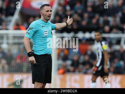 Newcastle upon Tyne, Großbritannien. Dezember 2023. Schiedsrichter Chris Kavanagh während des Premier League Spiels in St. James' Park, Newcastle Upon Tyne. Der Bildnachweis sollte lauten: Nigel Roddis/Sportimage Credit: Sportimage Ltd/Alamy Live News Stockfoto