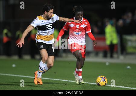 Burslem, Großbritannien. Dezember 2023. Fábio Jaló #12 von Barnsley bricht mit dem Ball während des Sky Bet League 1 Spiels Port Vale gegen Barnsley in Vale Park, Burslem, Großbritannien, 26. Dezember 2023 (Foto: Alfie Cosgrove/News Images) in Burslem, Großbritannien am 26. Dezember 2023. (Foto: Alfie Cosgrove/News Images/SIPA USA) Credit: SIPA USA/Alamy Live News Stockfoto