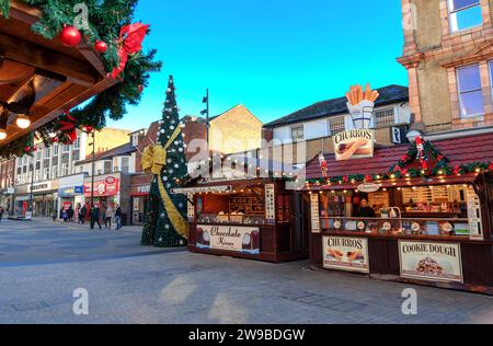 London, England, Großbritannien - 26. Dezember 2023: Weihnachtsmarkt in Bromley mit traditionellen Verkaufsständen, an denen Süßigkeiten und Souvenirs an einem sonnigen Tag über die Festtage verkauft werden Stockfoto