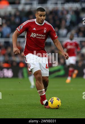 Newcastle upon Tyne, Großbritannien. Dezember 2023. Murillo aus Nottingham Forest während des Premier League-Spiels in St. James' Park, Newcastle Upon Tyne. Der Bildnachweis sollte lauten: Nigel Roddis/Sportimage Credit: Sportimage Ltd/Alamy Live News Stockfoto