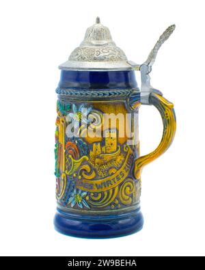 Old Vintage German Bier stein Becher mit Zinn Klappdeckel mit Worten ein gutes Bier des wirtes zier gutes Bier vom Vermieter und den Männern, die bei einem t trinken Stockfoto