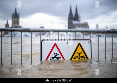 Hochwasser in Köln die Absperrung, auf der hängt ein Schild, auf dem steht Hochwasser Lebensgefahr , Gefahr, AUSSEND when fluded , auf dem Hintergrund sehen wir Kölner Dom Hochwasser in Köln, Symbolbild, 26.12.2023. Köln NRW Deutschland *** Hochwasser in Köln die Barriere, an der ein Schild mit der Aufschrift Hochwasser Lebensgefahr, Gefahr, bei Überflutung fernhalten, auf dem Hintergrund sehen wir Kölner Dom Hochwasser in Köln, symbolisches Bild, 26 12 2023 Köln NRW Deutschland Copyright: XBEAUTIFULxSPORTS/Buriakovx Stockfoto