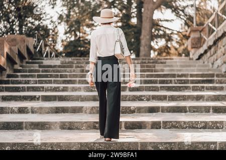 Porträt eines charmanten Mädchens, das die Treppe zur Piazzale Michelangelo in Florenz klettert. Das Konzept des Tourismus, des Urlaubs. Italien. Gemischte Medien Stockfoto