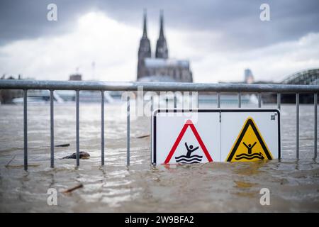 Hochwasser in Köln die Absperrung, auf der hängt ein Schild, auf dem steht Hochwasser Lebensgefahr , Gefahr, AUSSEND when fluded , auf dem Hintergrund sehen wir Kölner Dom Hochwasser in Köln, Symbolbild, 26.12.2023. Köln NRW Deutschland *** Hochwasser in Köln die Barriere, an der ein Schild mit der Aufschrift Hochwasser Lebensgefahr, Gefahr, bei Überflutung fernhalten, auf dem Hintergrund sehen wir Kölner Dom Hochwasser in Köln, symbolisches Bild, 26 12 2023 Köln NRW Deutschland Copyright: XBEAUTIFULxSPORTS/Buriakovx Stockfoto