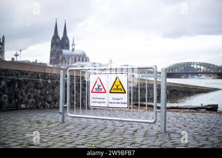 Hochwasser in Köln die Absperrung, auf der hängt ein Schild, auf dem steht Hochwasser Lebensgefahr , Gefahr, AUSSEND when fluded , auf dem Hintergrund sehen wir Kölner Dom Hochwasser in Köln, Symbolbild, 26.12.2023. Köln NRW Deutschland *** Hochwasser in Köln die Barriere, an der ein Schild mit der Aufschrift Hochwasser Lebensgefahr, Gefahr, bei Überflutung fernhalten, auf dem Hintergrund sehen wir Kölner Dom Hochwasser in Köln, symbolisches Bild, 26 12 2023 Köln NRW Deutschland Copyright: XBEAUTIFULxSPORTS/Buriakovx Stockfoto