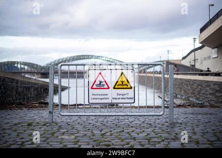 Hochwasser in Köln die Absperrung, auf der hängt ein Schild, auf dem steht Hochwasser Lebensgefahr , Gefahr, halten Sie bei Hochwasser in Köln, Symbolbild, 26.12.2023. Köln NRW Deutschland *** Hochwasser in Köln die Barriere, an der ein Schild mit der Aufschrift Hochwasser Lebensgefahr , Gefahr, bei Hochwasser fernhalten Hochwasser in Köln, symbolisches Bild, 26 12 2023 Köln NRW Deutschland Copyright: XBEAUTIFULxSPORTS/Buriakovx Stockfoto