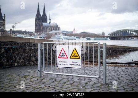 Hochwasser in Köln die Absperrung, auf der hängt ein Schild, auf dem steht Hochwasser Lebensgefahr , Gefahr, AUSSEND when fluded , auf dem Hintergrund sehen wir Kölner Dom Hochwasser in Köln, Symbolbild, 26.12.2023. Köln NRW Deutschland *** Hochwasser in Köln die Barriere, an der ein Schild mit der Aufschrift Hochwasser Lebensgefahr, Gefahr, bei Überflutung fernhalten, auf dem Hintergrund sehen wir Kölner Dom Hochwasser in Köln, symbolisches Bild, 26 12 2023 Köln NRW Deutschland Copyright: XBEAUTIFULxSPORTS/Buriakovx Stockfoto