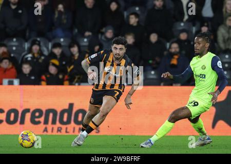 Ozan Tufan #7 von Hull City in Aktion während des Sky Bet Championship Matches Hull City gegen Sunderland im MKM Stadium, Hull, Großbritannien, 26. Dezember 2023 (Foto: James Heaton/News Images) Stockfoto