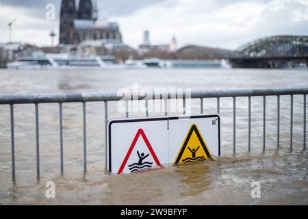 Hochwasser in Köln die Absperrung, auf der hängt ein Schild, auf dem steht Hochwasser Lebensgefahr , Gefahr, AUSSEND when fluded , auf dem Hintergrund sehen wir Kölner Dom Hochwasser in Köln, Symbolbild, 26.12.2023. Köln NRW Deutschland *** Hochwasser in Köln die Barriere, an der ein Schild mit der Aufschrift Hochwasser Lebensgefahr, Gefahr, bei Überflutung fernhalten, auf dem Hintergrund sehen wir Kölner Dom Hochwasser in Köln, symbolisches Bild, 26 12 2023 Köln NRW Deutschland Copyright: XBEAUTIFULxSPORTS/Buriakovx Stockfoto