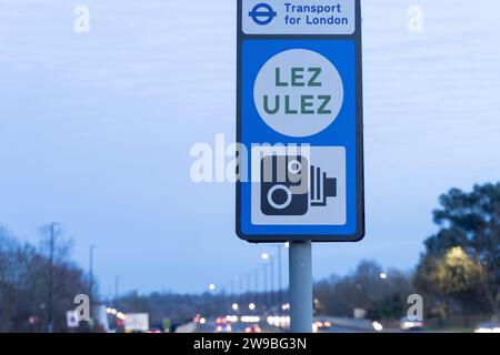 Greater London UK, 26. Dezember 2023. Transport zur Londoner ULEZ (Ultra Low Emission Zone), LEZ (Low Emission Zone) und Radarkamera-Beschilderung mit abendlichem Verkehr am Boxtag. Quelle: Xiu Bao/Alamy Live News Stockfoto