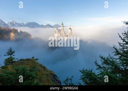 Schloss Neuschwanstein im Frühherbstnebel, bei Schwangau, Ostallgäu, Allgäu, Schwaben, Bayern, Deutschland, Europa Stockfoto