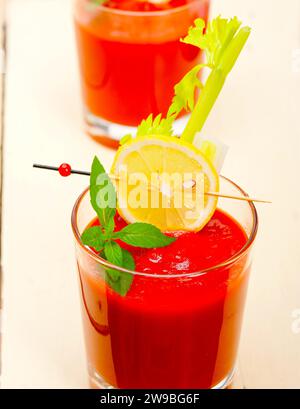 Frische Tomatensaft Gazpacho-Suppe auf einem Glas über weißem Holztisch, Lebensmittelfotografie Stockfoto
