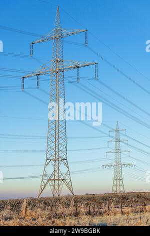 Hochspannungsmasten im Feld, Freileitungen, Stromleitungen, Baden-Württemberg, Deutschland, Europa Stockfoto