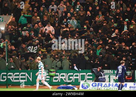 Dens Park, Dundee, Großbritannien. Dezember 2023. Scottish Premiership Football, Dundee gegen Celtic; Celtic Fans do the Poznan Credit: Action Plus Sports/Alamy Live News Stockfoto