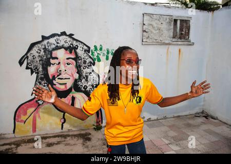 Reiseleiter Susan Maxwell vor Bob Marley Wandgemälde, Tuff Gong Musikstudio, Kingston, Jamaika, Mittelamerika Stockfoto