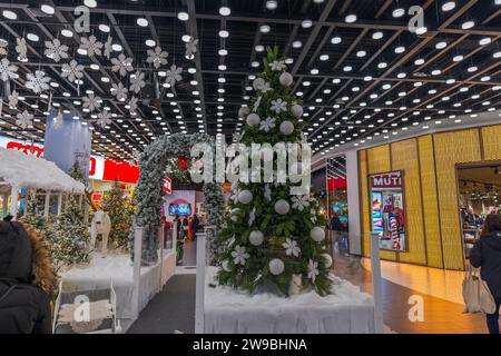 Wunderschöner Blick auf den Hypermarkt, der mit festlichen Dekorationselementen geschmückt ist, um die Weihnachtsferien vorwegzunehmen. Stockfoto