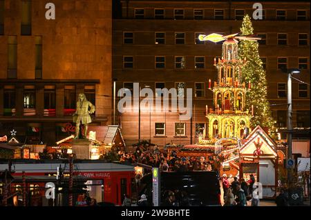 26. Dezember 2023, Sachsen-Anhalt, Halle (Saale): Das Händeldenkmal und eine große Pyramide am 13. Halleschen Wintermarkt. Der Markt im Stadtzentrum ist bis 7. Januar 2024 geöffnet. Foto: Heiko Rebsch/dpa Stockfoto