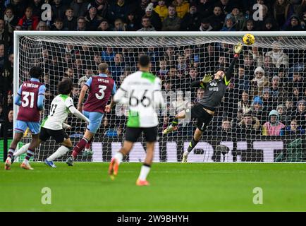 Turf Moor, Burnley, Lancashire, Großbritannien. Dezember 2023. Premier League Football, Burnley gegen Liverpool; Torhüter James Trafford aus Burnley rettet den Schuss auf das Tor Credit: Action Plus Sports/Alamy Live News Stockfoto