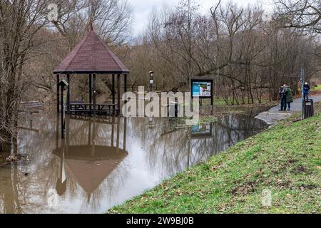 Decin, Tschechische Republik. Dezember 2023. Elbufer in Nebocady, Decin, Tschechische Republik, wo der Elbspiegel am 26. Dezember 2023 den dritthöchsten Hochwasserstand überschritt. Quelle: Ondrej Hajek/CTK Photo/Alamy Live News Stockfoto