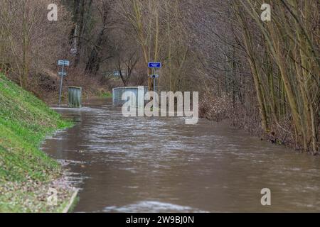 Decin, Tschechische Republik. Dezember 2023. Elbufer in Nebocady, Decin, Tschechische Republik, wo der Elbspiegel am 26. Dezember 2023 den dritthöchsten Hochwasserstand überschritt. Quelle: Ondrej Hajek/CTK Photo/Alamy Live News Stockfoto