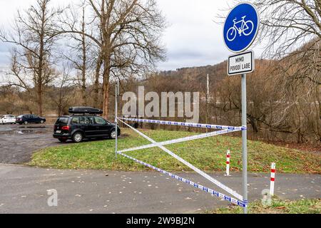 Decin, Tschechische Republik. Dezember 2023. Elbufer in Nebocady, Decin, Tschechische Republik, wo der Elbspiegel am 26. Dezember 2023 den dritthöchsten Hochwasserstand überschritt. Quelle: Ondrej Hajek/CTK Photo/Alamy Live News Stockfoto