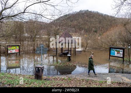 Decin, Tschechische Republik. Dezember 2023. Elbufer in Nebocady, Decin, Tschechische Republik, wo der Elbspiegel am 26. Dezember 2023 den dritthöchsten Hochwasserstand überschritt. Quelle: Ondrej Hajek/CTK Photo/Alamy Live News Stockfoto