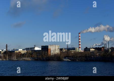 Die Rauchleitung eines thermischen Kraftwerks und eines Reservoir. Die Stadtlandschaft in Jekaterinburg. Stockfoto